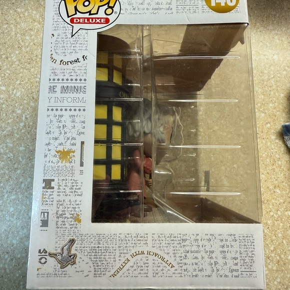 Funko Pop Deluxe Garrick Ollivander with Wand Shop - Picture 5 of 11